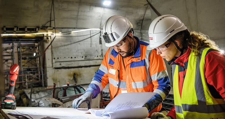Frau Mit Kunde Auf Baustelle Pläne