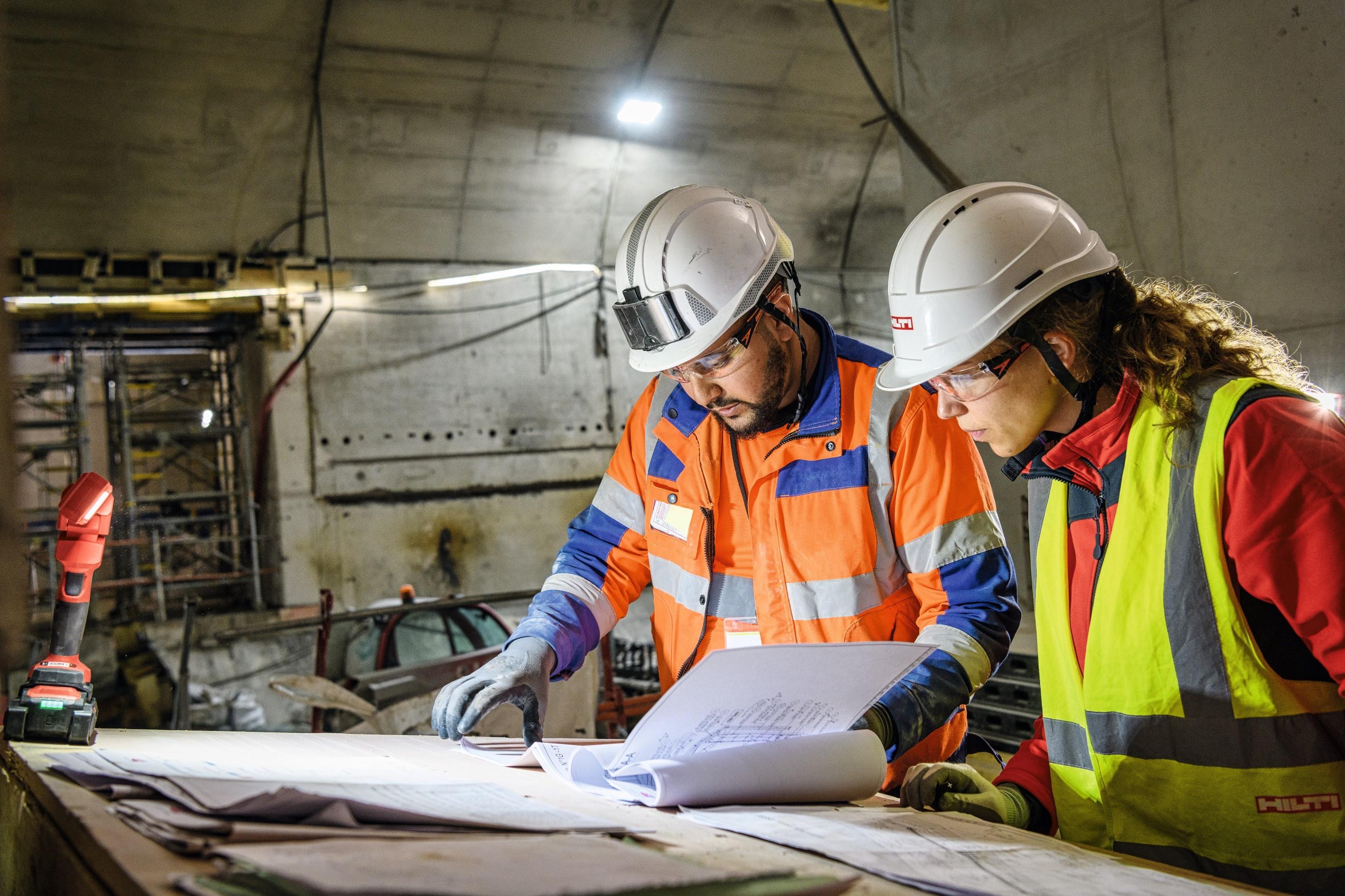 Frau Mit Kunde Auf Baustelle Pläne