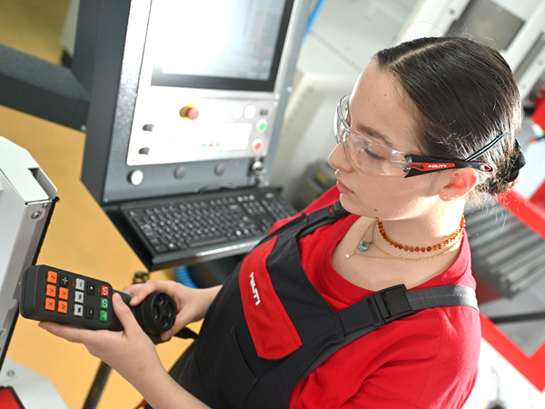 2021 11 HILTI Lehrlingsausbildung 078 (1)